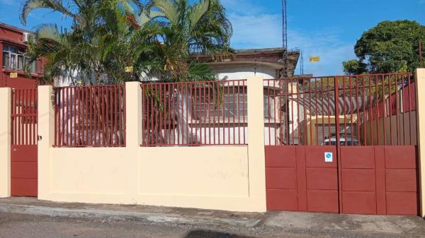 Vendo Moradia independente no Bairro central com Cave e dependência Luxuosa