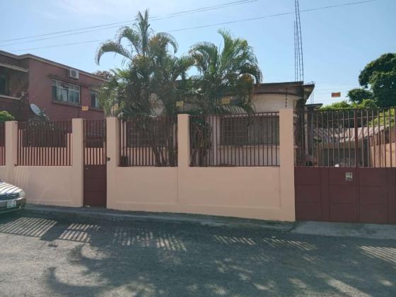 Vendo Moradia independente no Bairro central com Cave e dependência Luxuosa