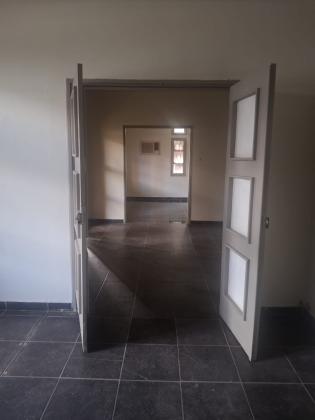 vendo Moradia Geminada T4 na Polana (Hotel Kapital) 2 dependências