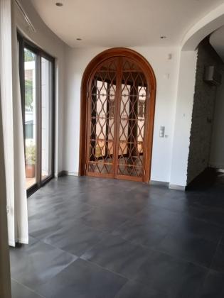 Área do terreno 1600 m²I
SUPER MORADIA DÚPLEX INDEPDNDENTE TIPO-12 + 8 na AV AG.NETO PRÓXIMO AO HOSP. CENTRAL ,  NA POLANA USD 2.650.000