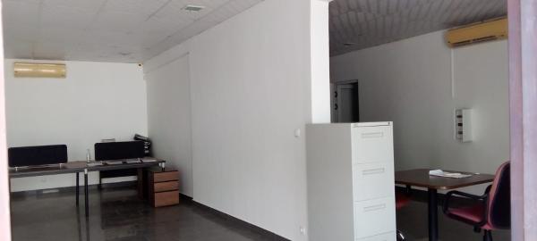 Arrenda-se Excelente Escritório rés do chão 1°andar, no bairro da Coop na rua Dr. JOSEPH Ki-ZERBO/ rua da França, próximo a TV CABO e a entrada da UEM