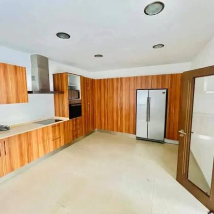 ARRENDO MORADIA T4 COM 4 SUITES