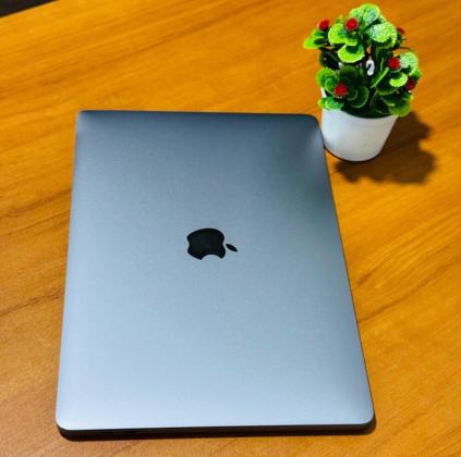 MacBook Pro 2017 i5 8GB RAM 256GB SSD