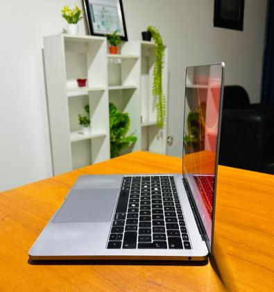 MacBook Pro 2017 i5 8GB RAM 256GB SSD