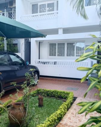 VENDE-SE MORADIA T6 NA SOMMERSCHILD PRÓXIMO AO COMITÊ CENTRAL DA FRELIMO