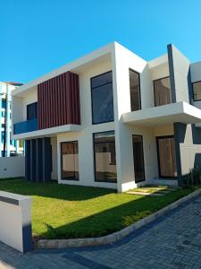 Vende-se Moradias, tipo4 no bairro da costa do sol Dona Alice