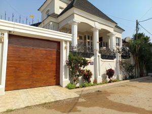 Vende-se esta bela Moradia, tipo5 no bairro da Sommershield 2
