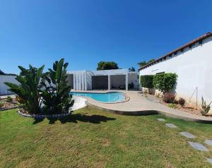Vende-se Espaçosa Moradia T2 com piscina num terreno de 800m² no bairro de chihango
