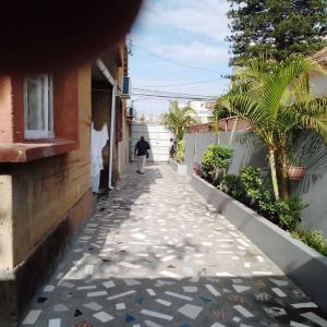 Vende-se Moradia Geminada T2 1⁰ andar com anexo e parqueamento reabilitada no bairro da coop,  av 