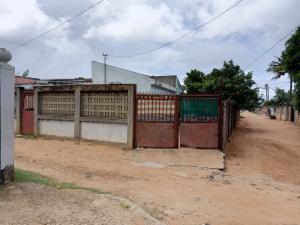 Vende-se está casa, tipo4 no bairro de laulane