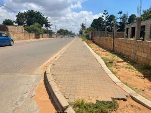 Vende-se está propriedade de 20/50m no bairro de laulane na berma da estrada Dom Alexandre