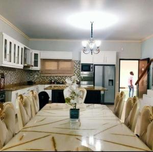 Arrenda-se apartamento triplex, tipo3 no bairro da costa do sol condomínio Joss Village