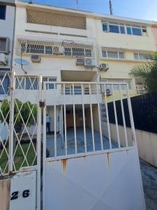 Arrenda se moradia triplex tipo 4 com suite mais 3wc no bairro da coop rua da frança