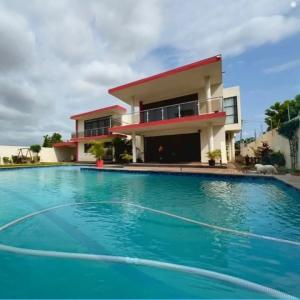 VENDO MORADIA T4 COM 4 SUITES