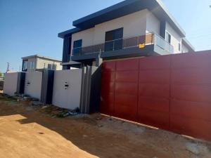 VENDO MORADIA T4 COM SUITES