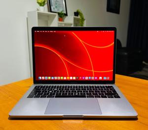 MacBook Pro 2017 i5 8GB RAM 256GB SSD