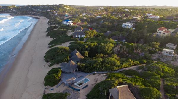 Vende-se instância turística(lodge) na Praia do Tofo - Inhambane Icéu