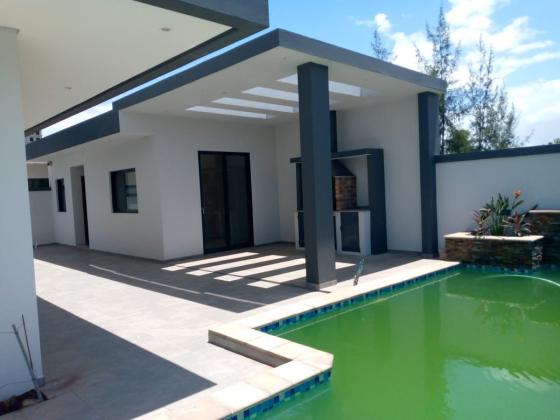 Vende-se excelente Moradia, tipo5 no bairro da costa do sol Dona Alice