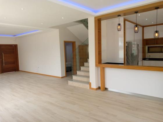 Vende-se excelente Moradia, tipo5 no bairro da costa do sol Dona Alice