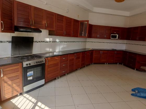 Arrenda-se e Vende-se está bela Moradia, tipo7 no bairro da costa do sol triunfo 2