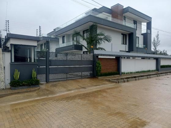 Vende-se excelente Moradia, tipo5 no bairro da costa do sol Dona Alice