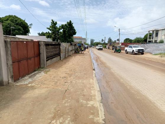 transpasse desta propriedade, com um área de 15/30m na berma da estrada Rua Mário Coluna