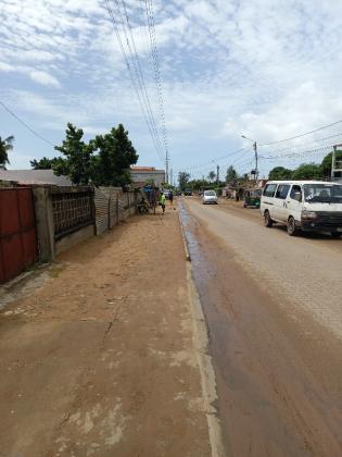 transpasse desta propriedade, com um área de 15/30m na berma da estrada Rua Mário Coluna