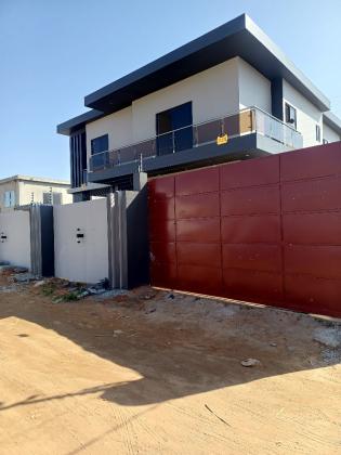 Vende-se Moradia, tipo4 no bairro da costa do sol Mapulene