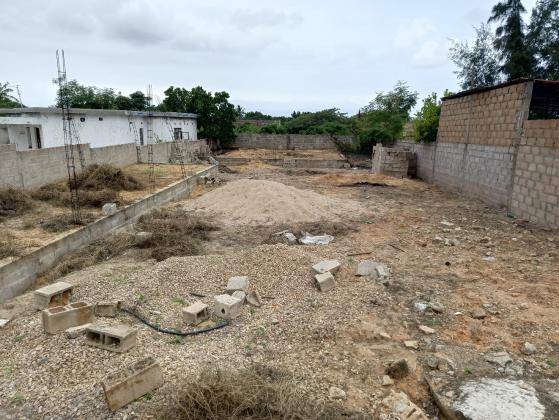 Transpasse desta propriedade, com uma área de 15/40m no bairro de Albasine
