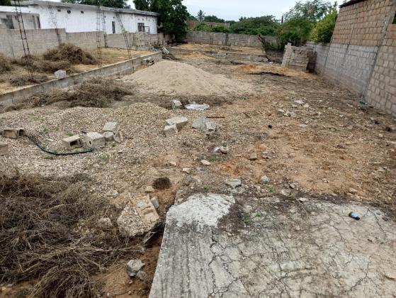 Transpasse desta propriedade, com uma área de 15/40m no bairro de Albasine