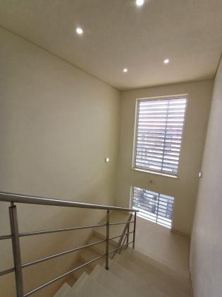 Arrenda-se Luxuosa Moradia, tipo5 no bairro da costa do sol triunfo 2