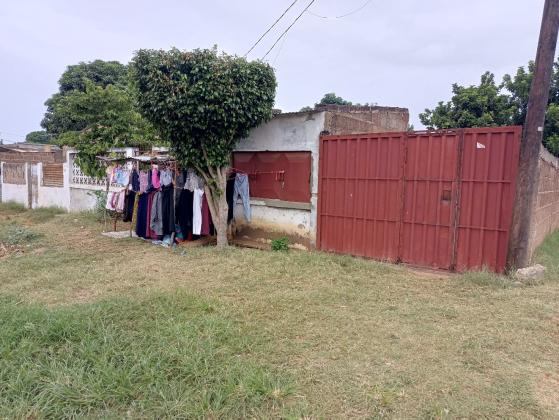 Vende-se está Ruína, tipo3 no bairro de laulane