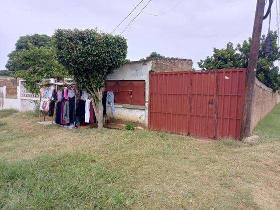 Vende-se está Ruína, tipo3 no bairro de laulane