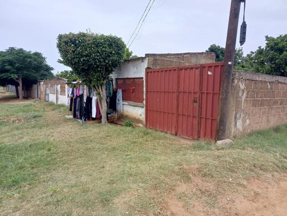 Vende-se está Ruína, tipo3 no bairro de laulane