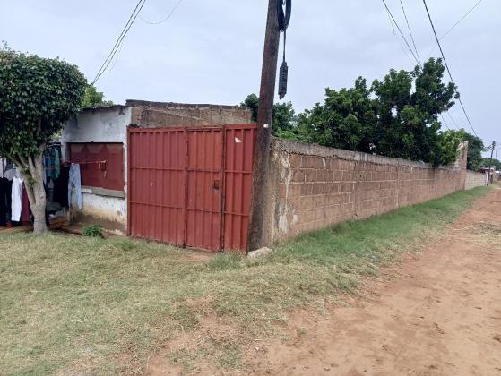 Vende-se está Ruína, tipo3 no bairro de laulane