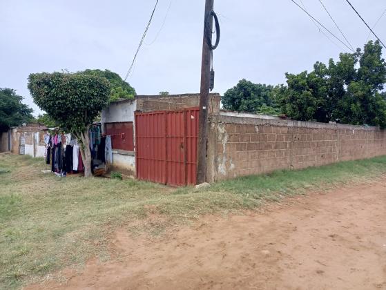 Vende-se está Ruína, tipo3 no bairro de laulane