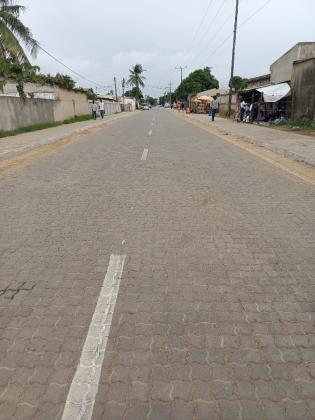 Vende-se está Ruína, tipo3 no bairro de laulane
