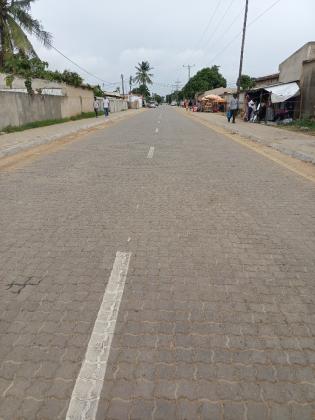 Vende-se está Ruína, tipo3 no bairro de laulane