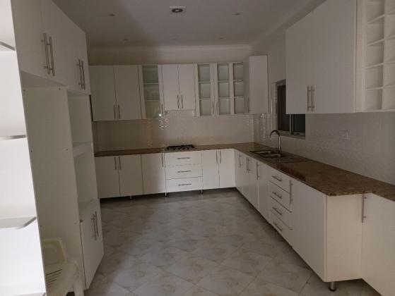Vende-se está bela vivenda, tipo3 no bairro de Laulane a 120 metros da estrada Rua da Beira