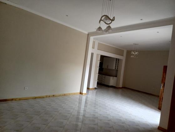 Vende-se está bela vivenda, tipo3 no bairro de Laulane a 120 metros da estrada Rua da Beira