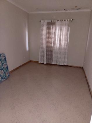 Vende-se está bela vivenda, tipo3 no bairro de Laulane a 120 metros da estrada Rua da Beira