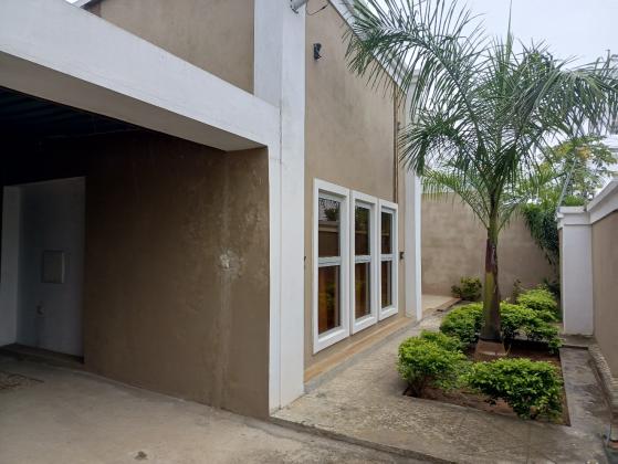 Vende-se está bela vivenda, tipo3 no bairro de Laulane a 120 metros da estrada Rua da Beira
