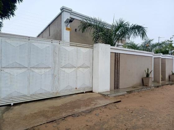 Vende-se está bela vivenda, tipo3 no bairro de Laulane a 120 metros da estrada Rua da Beira