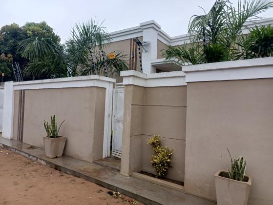 Vende-se está bela vivenda, tipo3 no bairro de Laulane a 120 metros da estrada Rua da Beira