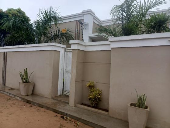 Vende-se está bela vivenda, tipo3 no bairro de Laulane a 120 metros da estrada Rua da Beira