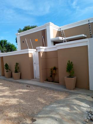 Vende-se está bela vivenda, tipo3 no bairro de Laulane a 120 metros da estrada Rua da Beira