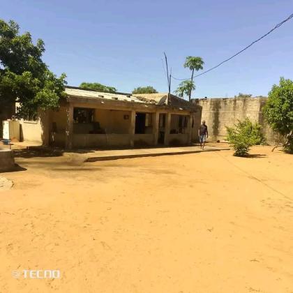 Vende-se Ruína, tipo2 no bairro de Albasine