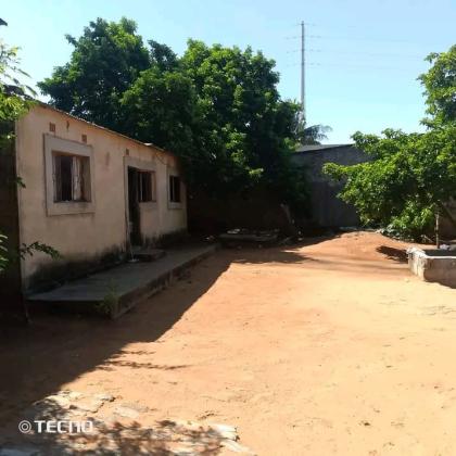 Vende-se Ruína, tipo2 no bairro de Albasine
