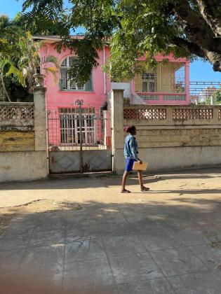 Vende-se terreno, com uma área de 25/40m na Av. 24 de Julho