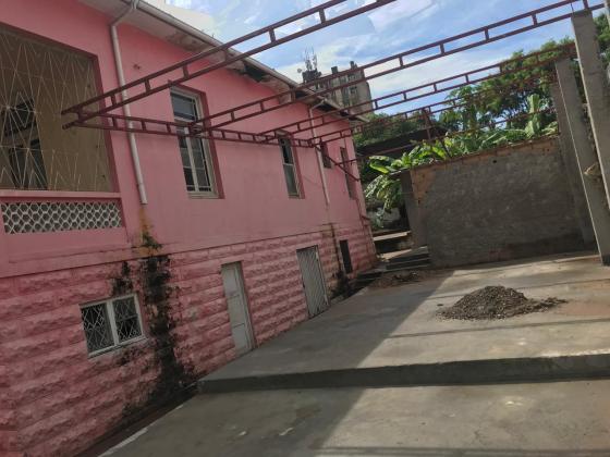Vende-se terreno, com uma área de 25/40m na Av. 24 de Julho